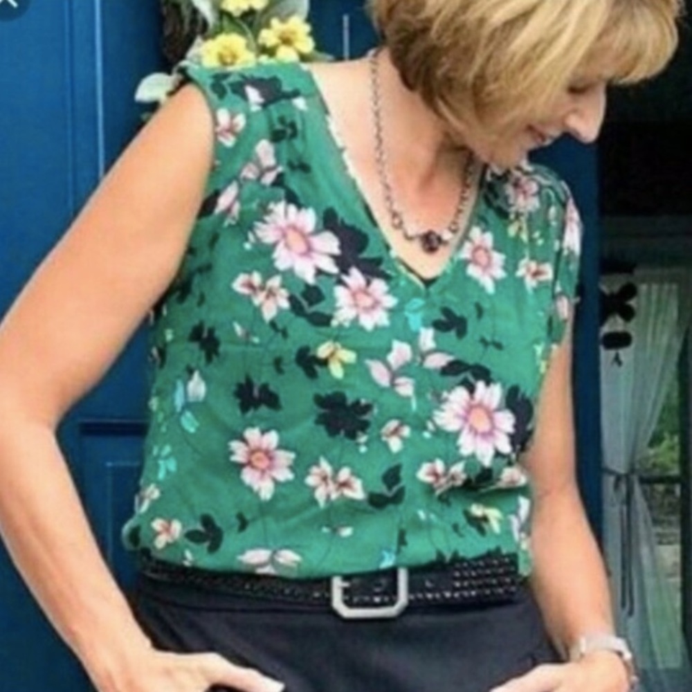 *CAbi Green Daisy Vine Shadow Floral Print Sleeveless Small Blouse #3619 A153